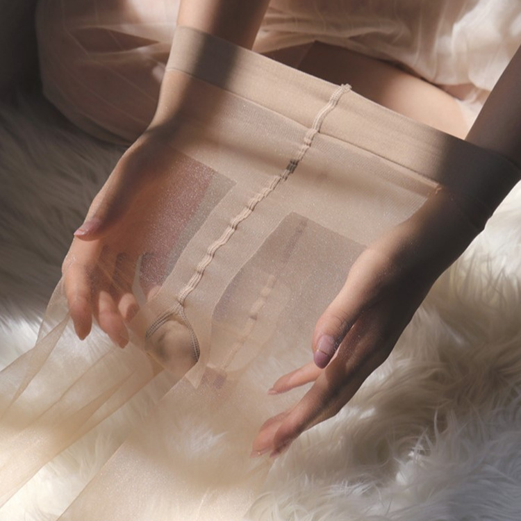 جوارب حريرية لامعة لإطلالة أنيقة وجذابة